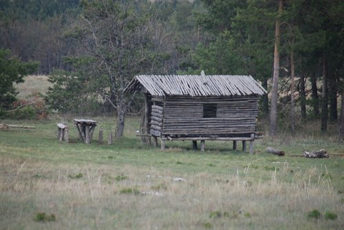 на курьих ножках ))))