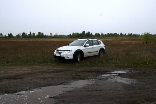 Пересечення местность и небольшая грязь Subaru Impreza XV не смущают.