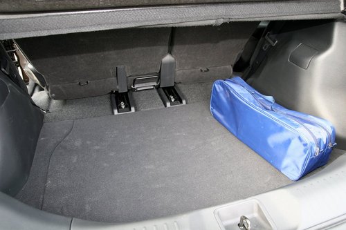 сдвижные задние сидения позволяют увеличивать объем багажника