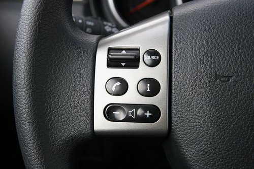 блок кнопок управления на руле не оснащен подстветкой