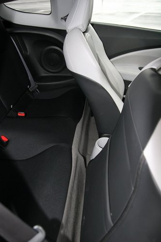 Водительское сидение выставлено под водителя ростом 183 см. Как видно из фото места для ног задних пассажиров нет.