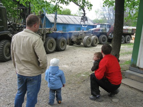 Ну вот разве в Киеве где то можно увидеть такой болид?) Настоящий лесовоз.