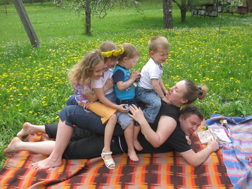 Мама решила не отставать и тоже покататься в самолете.