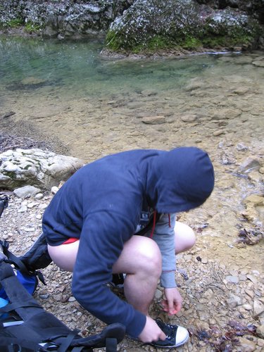 Потом решили все таки обуться, замерзшие ноги не чувствовали камней.