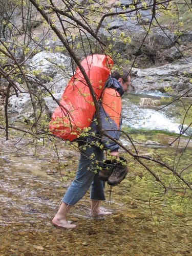А Мрис заранее запаковал рюкзак в полиэтилен.