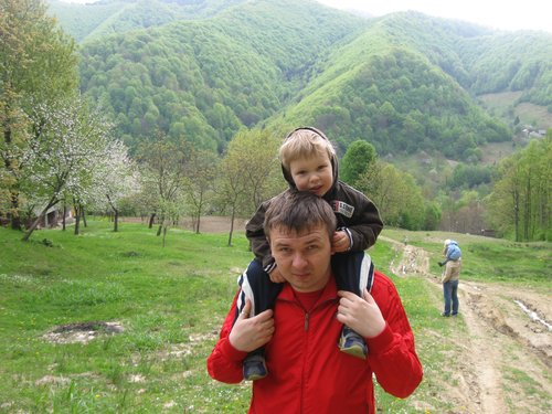 Знаете, что он меня тут спросил?) "Тато - де гори?" Классика )))