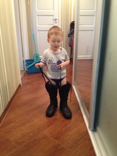 мамині(?) нові чоботи