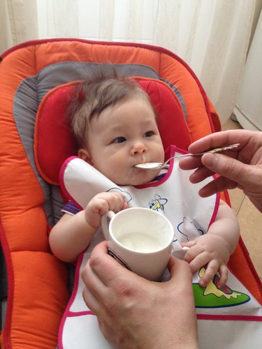 Як вже час їсти кашу?! а мама в курсі?!