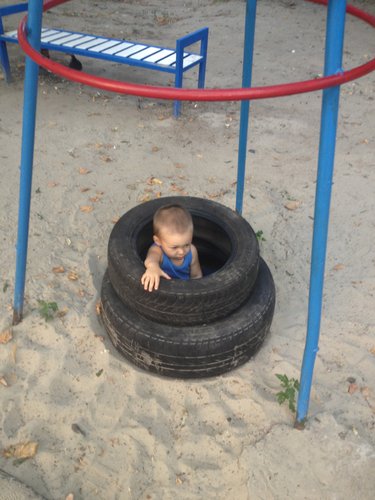 На дитячому майданчику, більш за все, Тарас любить гратися з іншими дітками