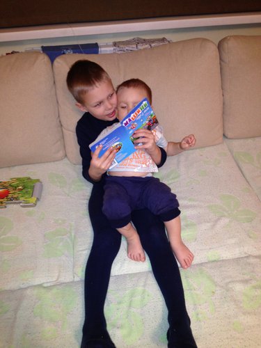 гарно мати старшого брата