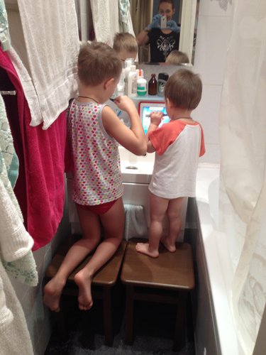 і що той кіт справді знає як чистити зуби?!