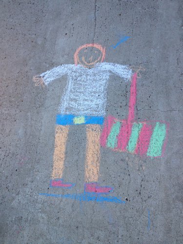 Довга зима залишилася в пам'яті дитини  - тато з снігоприбиральною лопатою