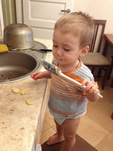 робимо оладки. дехто не збирається чекати