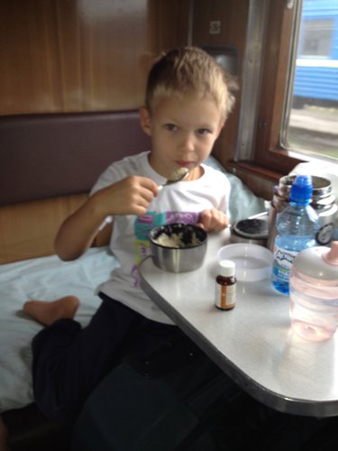 До меланхолійного ще півтарілки)