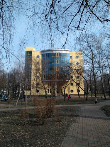 Новое здание в Куреневском парке