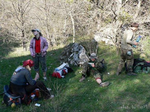 в тени камня.
Оля, Валя, Мрис, Рус.