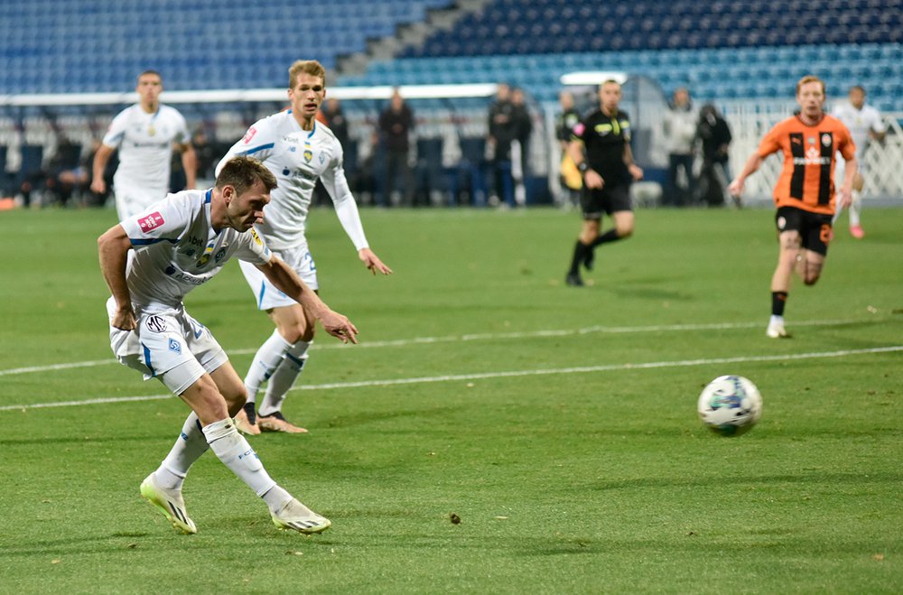 Steaua Bucharest Vs. Dynamo Kyiv Editorial Stock Photo - Image of national,  ball: 48006198