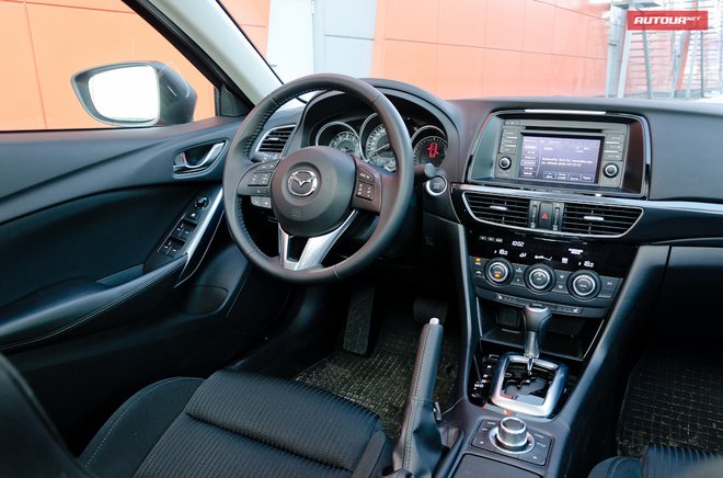 Хорошо, добротно, но без изюминки. Может это и к лучшему? Mazda6 2013 интерьер