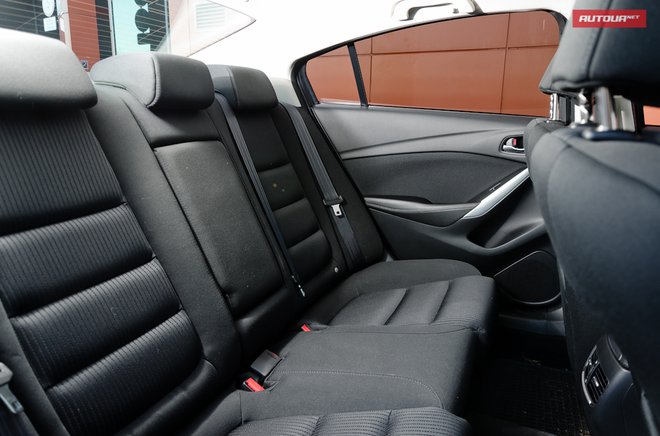 Сзади в Mazda6 просторно и комфортно. Mazda6 2013 интерьер задние сидения